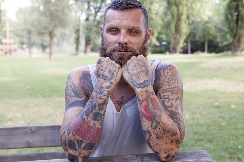 Mann mit Tattoo