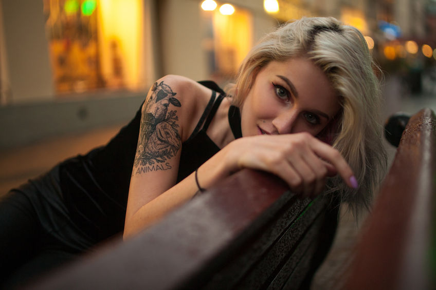 Frauen schulter tattoo arm Tattoo Schriftzug